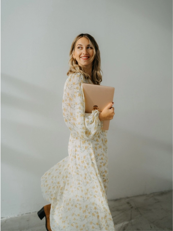 Sarah, freie Traurednerin und Coach der Karma Academy, im Portrait