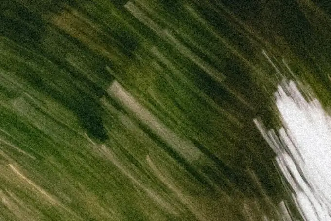 Abstraktes grünliches Stimmungsbild als dekorativer visueller Rahmen im Abschnitt zur Wellenkraft Begleitung.